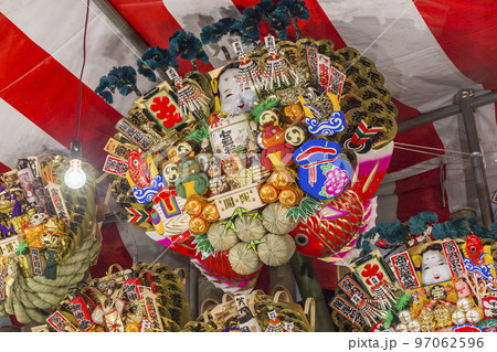 酉の市　熊手　商売繁盛　色鮮やか　家内安全　神社　年末　正月 97062596