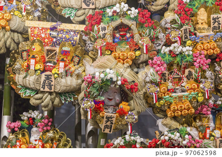 酉の市　熊手　商売繁盛　色鮮やか　家内安全　神社　年末　正月 97062598