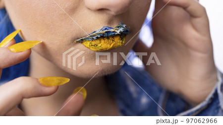 Blue and yellow lips 97062966