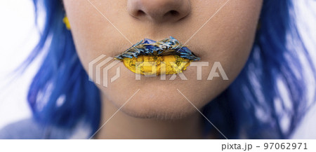 Blue and yellow lips 97062971