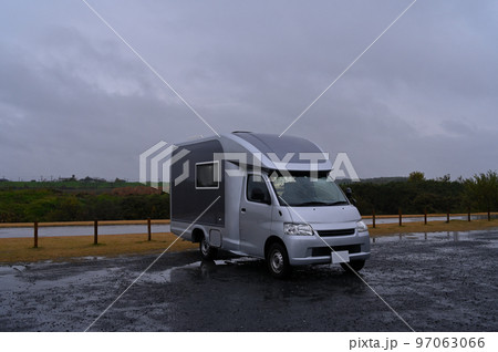 悪天候の中の車旅　キャンピングカー　雨天 97063066