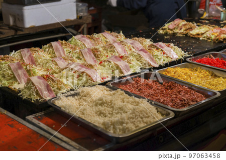 お祭り 出店 お好み焼き 焼きそば 卵焼き 屋台 縁日の写真素材