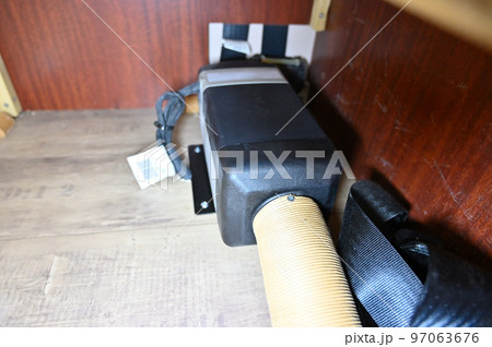 キャンピングカーの暖房設備　FFヒーター 97063676