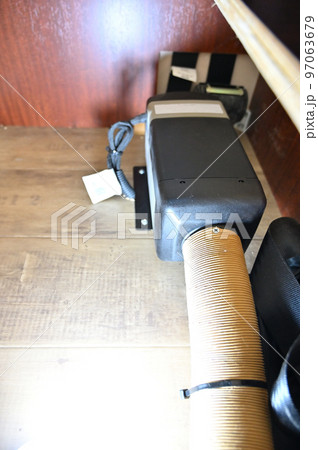 キャンピングカーの暖房設備　FFヒーター　 97063679