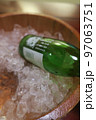 氷桶に入った日本酒 97063751