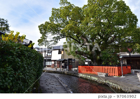 京都上賀茂社家町・藤木社と明神川の流れ 97063902