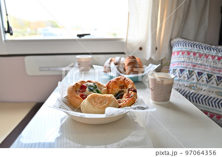 キャンピングカーでオシャレに総菜パンとコーヒーでカフェ気分  キャンピングカーでオシャレに総菜パンとコーヒーでカフェ気分  97064356