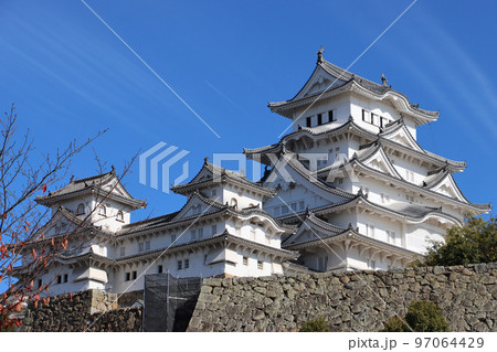 青空に映える姫路城 97064429