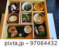 ヘルシーな和食の朝ごはん 97064432
