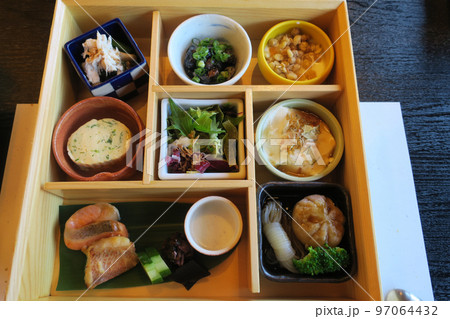 ヘルシーな和食の朝ごはん 97064432