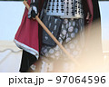 武将の刀と甲冑 97064596