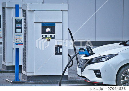 充電中の電気自動車 97064828
