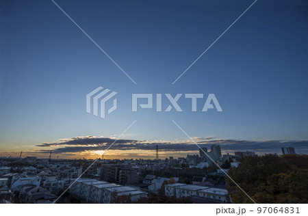 日の出　住宅地の朝　早朝　朝焼け　朝日　太陽 97064831