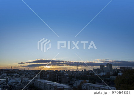 日の出　住宅地の朝　早朝　朝焼け　朝日　太陽 97064832