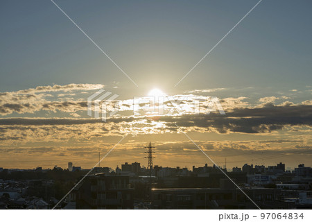日の出 住宅地の朝 早朝 朝焼け 朝日 太陽 日の出 住宅地の朝 早朝 朝焼け 朝日 太陽 97064834