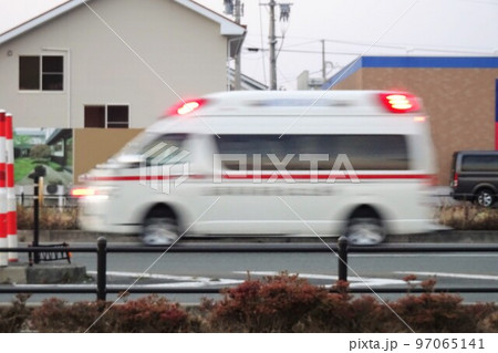 緊急走行の救急車 緊急走行の救急車 97065141