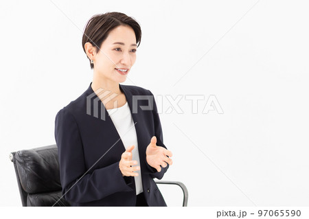 取材を受ける女性 97065590
