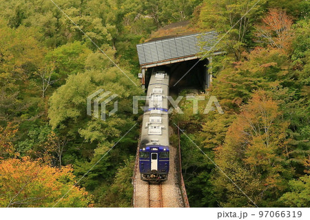 紅葉の只見線 紅葉の只見線 97066319