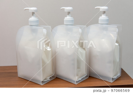 シャンプー&トリートメントのボトルと詰め替え用パック シャンプー&トリートメントのボトルと詰め替え用パック 97066569