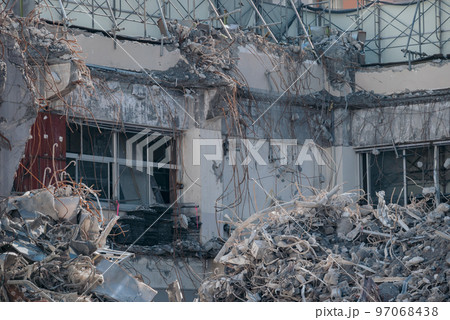 鉄筋コンクリートの解体で排出した大量の瓦礫 97068438