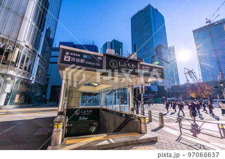 日本の東京都市景観 師走の渋谷。朝の渋谷駅や出勤などの風景。快晴に恵まれ太陽の日差しも強い=8日 日本の東京都市景観 師走の渋谷。朝の渋谷駅や出勤などの風景。快晴に恵まれ太陽の日差しも強い=8日 97068637