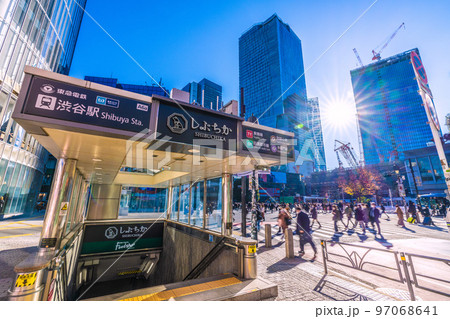 日本の東京都市景観 師走の渋谷。朝の渋谷駅や出勤などの風景。快晴に恵まれ太陽の日差しも強い＝8日 97068641