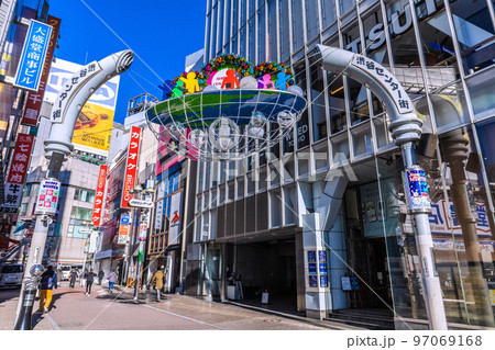 日本の東京都市景観 師走の渋谷。朝の渋谷駅前出勤風景。快晴に恵まれ日差しも強い…渋谷センター街=8日 日本の東京都市景観 師走の渋谷。朝の渋谷駅前出勤風景。快晴に恵まれ日差しも強い…渋谷センター街=8日 97069168
