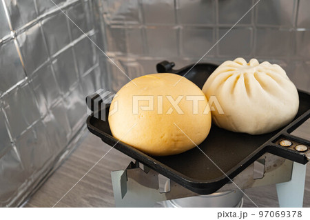 ホットサンドメーカーで焼く中華まん 97069378