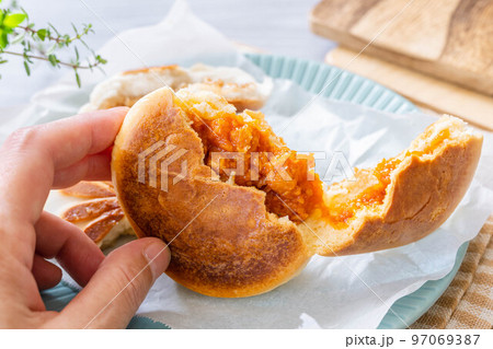 焼けたピザまんを食べる 焼けたピザまんを食べる 97069387