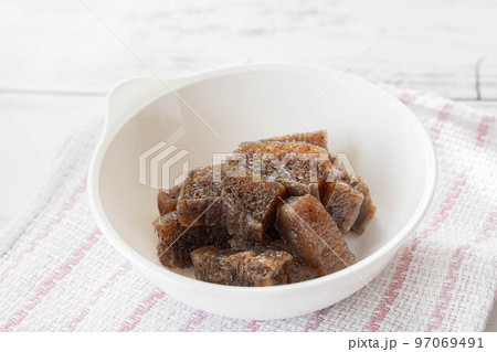 ボウルに入った下味をつけた冷凍こんにゃく 97069491
