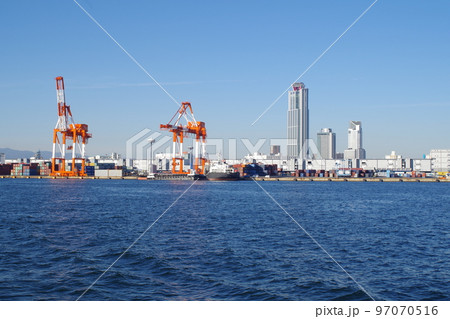 大阪南港のコンテナターミナルの景色 97070516