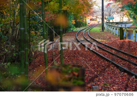 秋の名鉄三河線旧三河広瀬駅〈愛知県豊田市〉 97070686