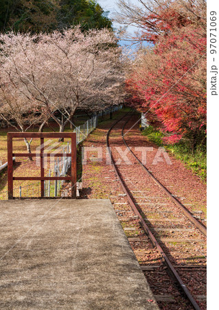 秋の名鉄三河線旧三河広瀬駅〈愛知県豊田市〉 97071069