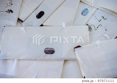 たとう紙に入ったたくさんの着物 97071111