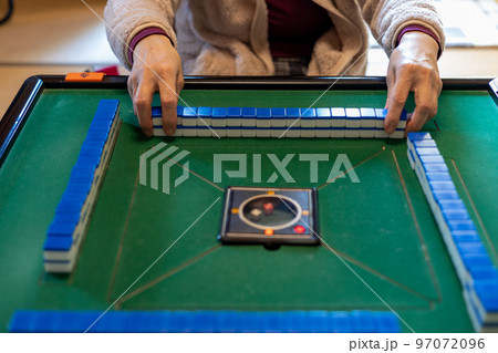 麻雀をして遊んでいるシニア女性 97072096
