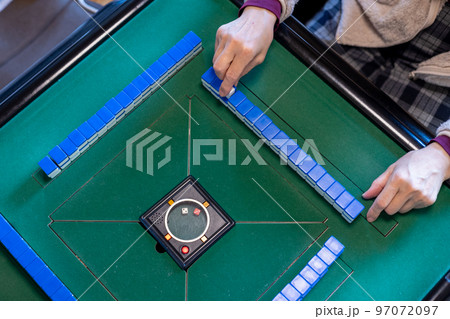 麻雀をして遊んでいるシニア女性 97072097
