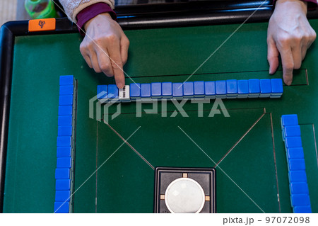 麻雀をして遊んでいるシニア女性 97072098