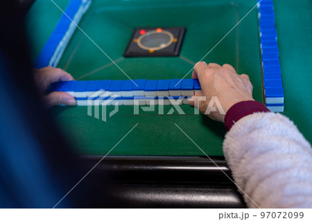 麻雀をして遊んでいるシニア女性 97072099
