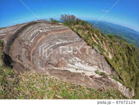 男三瓶山頂の火口地層 男三瓶山頂の火口地層 97072124