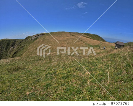 男三瓶山頂の草原と避難小屋 男三瓶山頂の草原と避難小屋 97072763