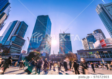 日本の東京都市景観 師走の慌ただしい朝、渋谷駅前出勤風景。冬の低い太陽が長い影をつくる…コロナ禍は… 日本の東京都市景観 師走の慌ただしい朝、渋谷駅前出勤風景。冬の低い太陽が長い影をつくる…コロナ禍は… 97072903
