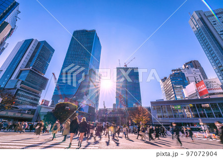 日本の東京都市景観 師走の慌ただしい朝、渋谷駅前出勤風景。冬の低い太陽が長い影をつくる…コロナ禍は… 97072904