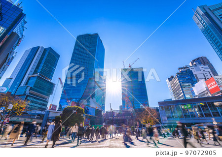 日本の東京都市景観 師走の慌ただしい朝、渋谷駅前出勤風景。冬の低い太陽が長い影をつくる…コロナ禍は… 97072905
