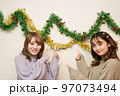 クリスマスを楽しむ女子達 97073494