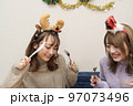 クリスマスパーティーで食事を楽しむ女子 97073496