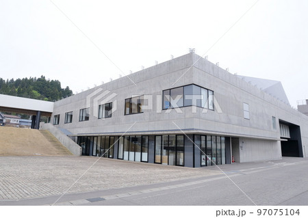 デザインにすぐれた複合施設の建物(越後妻有文化ホール「段十ろう」新潟県 十日町市) デザインにすぐれた複合施設の建物(越後妻有文化ホール「段十ろう」新潟県 十日町市) 97075104
