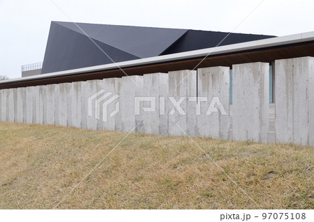 デザインにすぐれた複合施設の建物（越後妻有文化ホール「段十ろう」新潟県 十日町市） 97075108