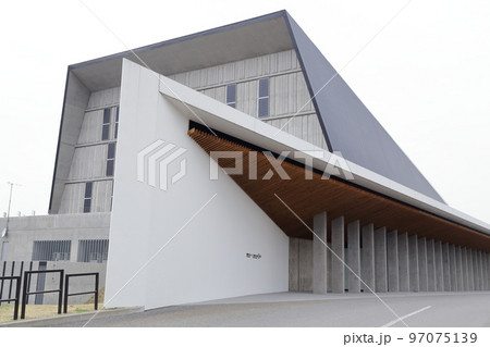 デザインにすぐれた複合施設の建物(越後妻有文化ホール「段十ろう」新潟県 十日町市) デザインにすぐれた複合施設の建物(越後妻有文化ホール「段十ろう」新潟県 十日町市) 97075139