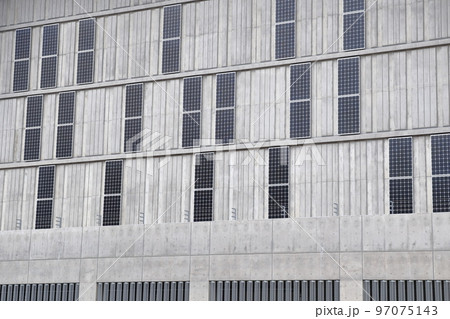 壁に貼られた太陽光パネル(越後妻有文化ホール「段十ろう」新潟県 十日町市) 壁に貼られた太陽光パネル(越後妻有文化ホール「段十ろう」新潟県 十日町市) 97075143