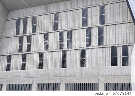 壁に貼られた太陽光パネル（越後妻有文化ホール「段十ろう」新潟県 十日町市） 97075144